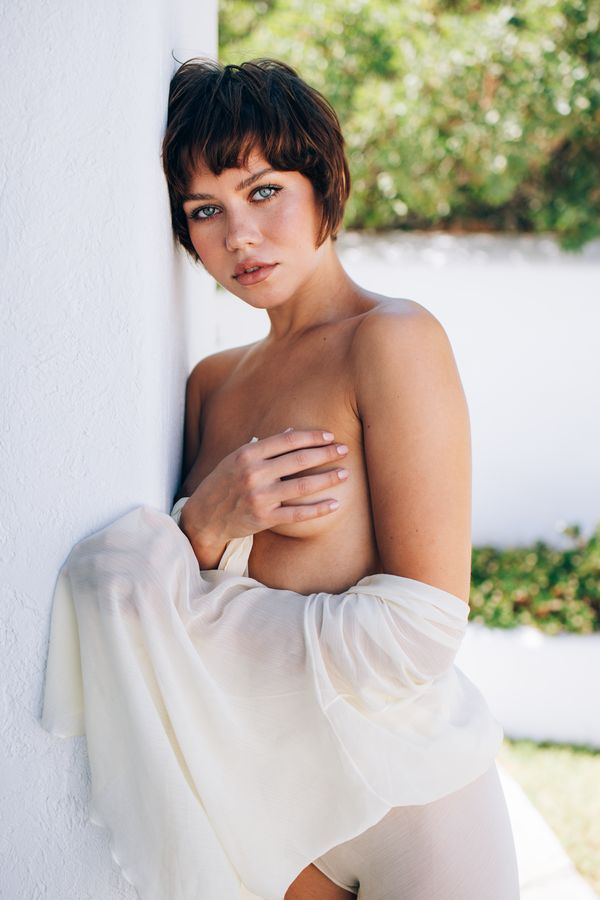 Fine-Art Nude Porträt — Nahaufnahme mit cremefarbenem Tuch
