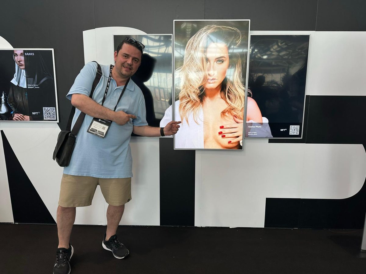 Kostas Giannopoulos bei NFT NYC mit seinen ausgestellten Werken