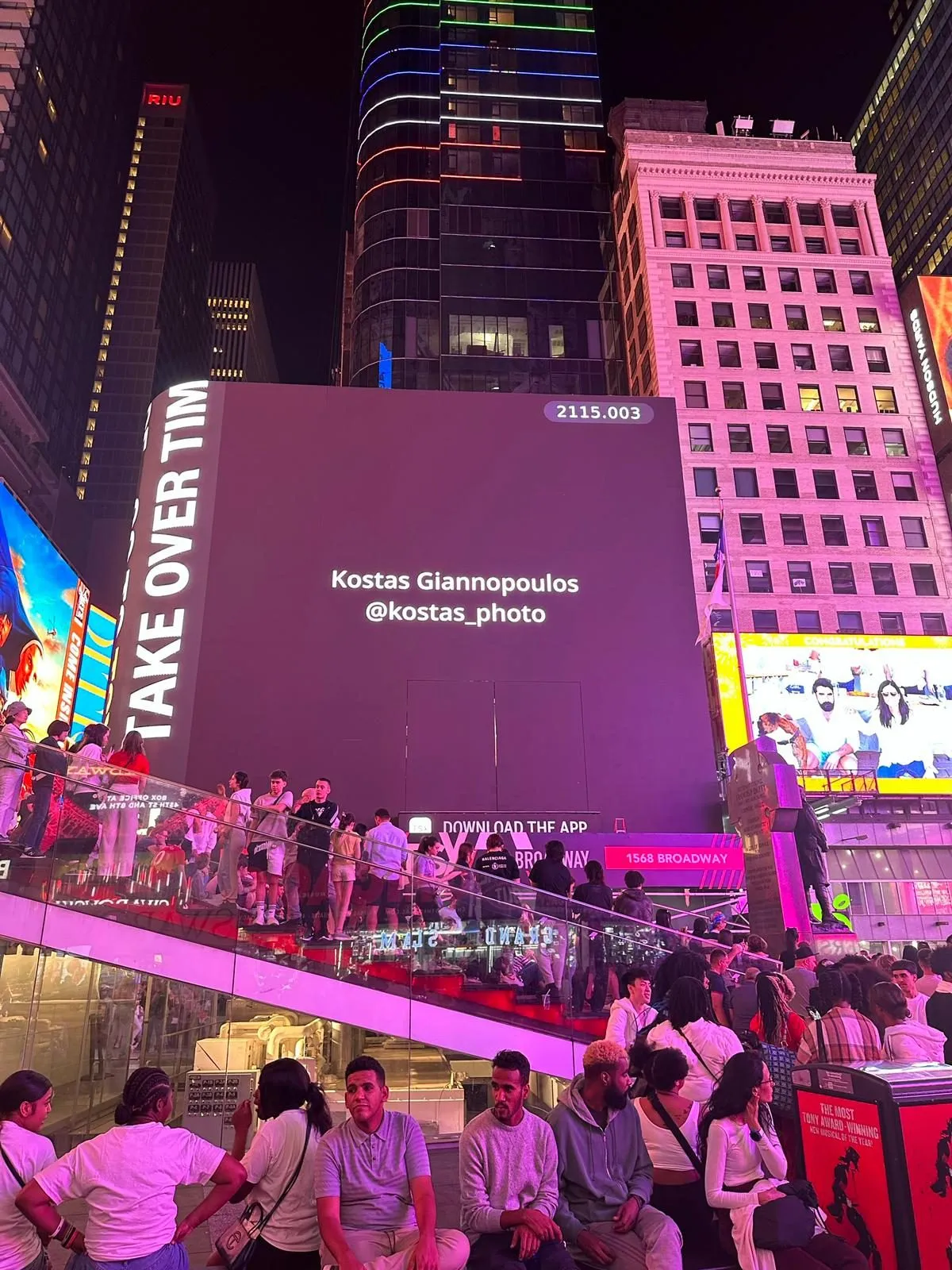 Name Kostas Giannopoulos auf dem Times Square Screen